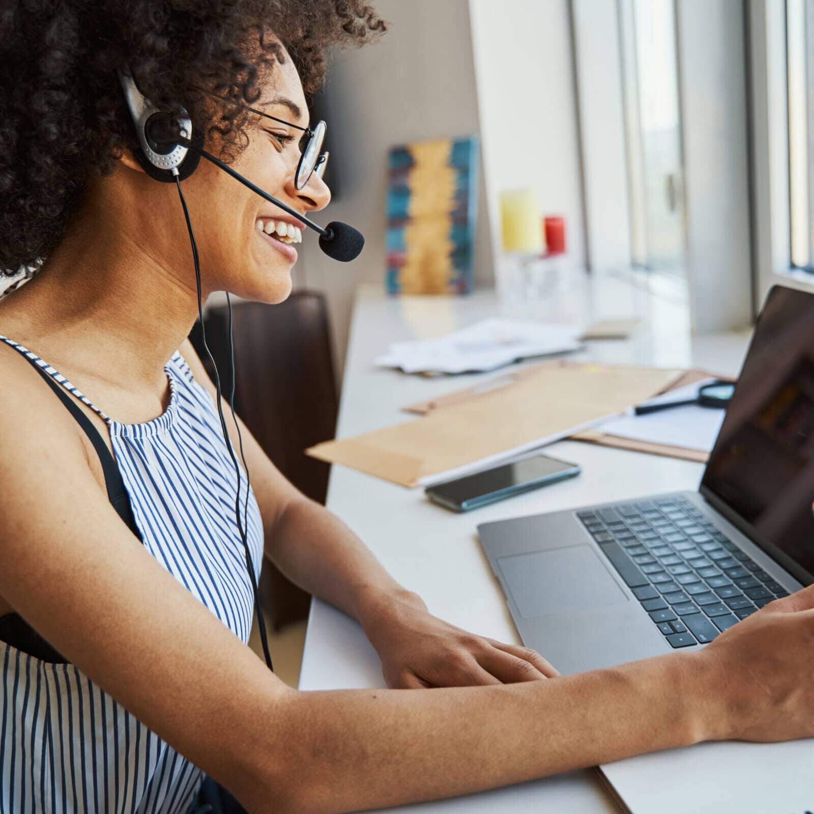 A woman shares her CCE Accredited program through the ICF Event calendar via her laptop