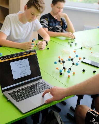 Vladyslava Bandurko school in Ukraine, showing kids how to model a molecule